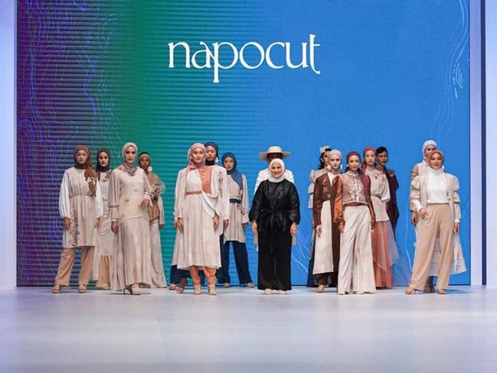 Momen saat brand hijab naPocut menampilkan koleksi busana dan hijab di JFW 2023.