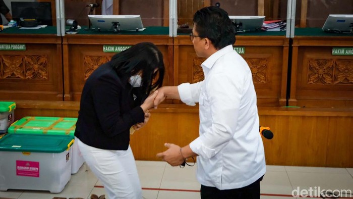 Putri Candrawathi kembali menjalani sidang offline usai negatif COVID-19. Putri berpelukan dengan suaminya Ferdy Sambo yang juga menjadi terdakwa.