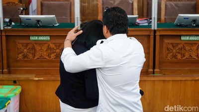 Momen Sambo-Putri Candrawathi Pelukan Usai Tak Jumpa 2 Pekan