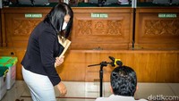 Seperti diketahui, keduanya sudah tak bertemu selama dua pekan sebab sidang pembunuhan Brigadir Yosua ditiadakan pada 14-18 November. Setelah itu, Putri dinyatakan positif COVID-19 dan harus menjalani sidang secara daring.