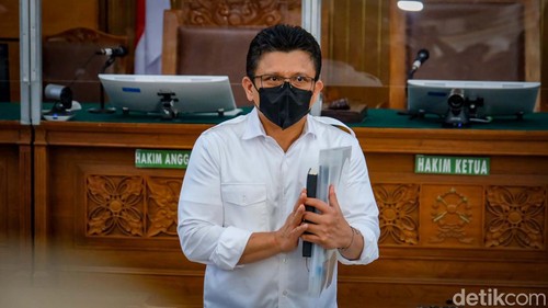 Putri Candrawathi kembali menjalani sidang offline usai negatif COVID-19. Putri berpelukan dengan suaminya Ferdy Sambo yang juga menjadi terdakwa.