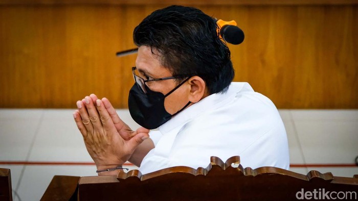 Putri Candrawathi kembali menjalani sidang offline usai negatif COVID-19. Putri berpelukan dengan suaminya Ferdy Sambo yang juga menjadi terdakwa.