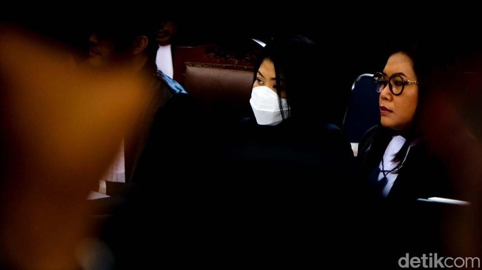 Momen Sambo-Putri Candrawathi Pelukan Usai Tak Jumpa 2 Pekan Putri Candrawathi kembali menjalani sidang offline usai negatif COVID-19. Putri berpelukan dengan suaminya Ferdy Sambo yang juga menjadi terdakwa.
