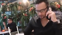 Salah satu momen kuliner Mudjie Massaid yang ia bagikan di Instagram. Saat itu, adik ipar Angelina Sondakh itu terlihat makan di kafe dengan menu burger dan es teh. Foto: Instagram @mudji_massaid_