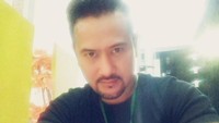 Potret Mudjie ketika berada di rumah makan juga terlihat di foto berikut ini. Saat itu, Mudjie sedang menikmati segelas teh hangat. Foto: Instagram @mudji_massaid_