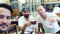 Aktor tampan ini juga dikenal senang bergaul. Ini salah satu momennya ketika menikmati latte bersama dua orang rekannya. Foto: Instagram @mudji_massaid_