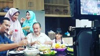 Mudjie Massaid beberapa kali pernah memerankan sebuah iklan. Saat itu, potretnya terlihat ketika sedang menikmati makanan di dapur. Tampaknya, ini untuk iklan di bulan Ramadan. Foto: Instagram @mudji_massaid_