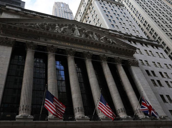 NEW YORK, NEW YORK - SEPTEMBER 13: The New York Stock Exchange is seen during afternoon trading on September 13, 2022 in New York City. U.S. stocks opened lower today and closed significantly low with the Dow Jones dropping over 1,200 points after the release of an inflation report that showed prices rising more than expected in the last month. The Consumer Price Index released by the Bureau of Labor Statistics showed prices rising 8.3% over the last year, for which economists had predicted an 8.1% increase. (Photo by Michael M. Santiago/Getty Images)