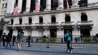 Gedung New York Stock Exchange dibuka pada 22 April 1903, dengan biaya $4 juta. Lantai perdagangan adalah salah satu volume ruang terbesar di kota pada saat itu, berukuran 109 kaki (33 m) kali 140 kaki (43 m), dengan langit-langit setinggi 72 kaki. (Foto: Getty Images/Spencer Platt)