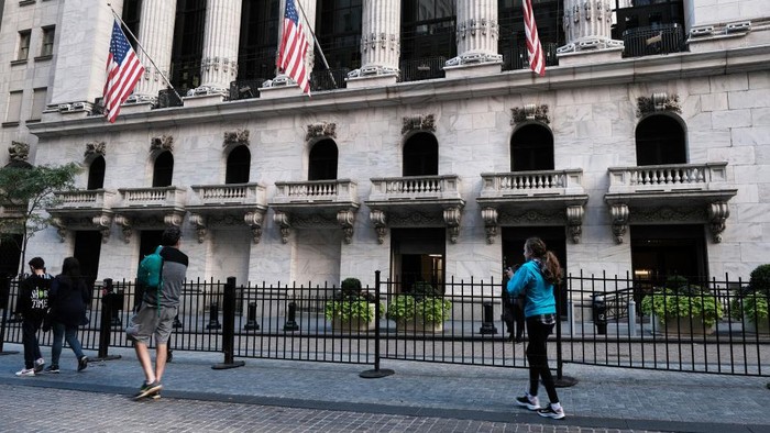 New York Stock Exchange NEW YORK, NEW YORK - OCTOBER 14: People walk outside The New York Stock Exchange (NYSE) in lower Manhattan on October 14, 2022 in New York City. Following more inflation concerns, the Dow Jones Industrial Average fell 403.89 points, or 1.34%, on Friday. (Photo by Spencer Platt/Getty Images)