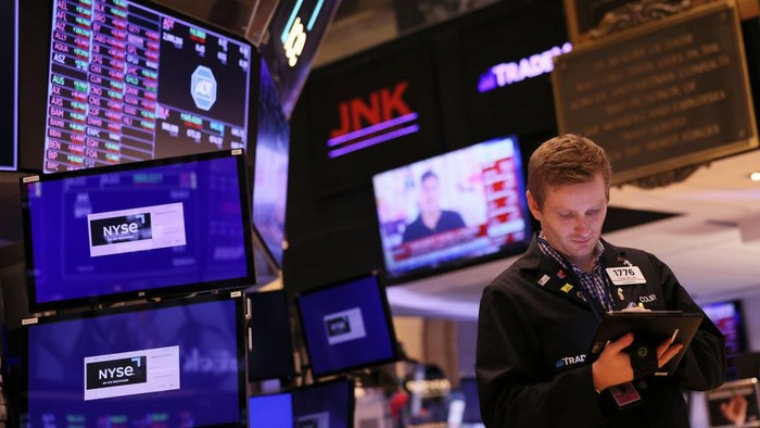 NEW YORK, NEW YORK - SEPTEMBER 13: Traders work on the floor of the New York Stock Exchange during afternoon trading on September 13, 2022 in New York City. U.S. stocks opened lower today and closed significantly low with the Dow Jones dropping over 1,200 points after the release of an inflation report that showed prices rising more than expected in the last month. The Consumer Price Index released by the Bureau of Labor Statistics showed prices rising 8.3% over the last year, for which economists had predicted an 8.1% increase. (Photo by Michael M. Santiago/Getty Images)