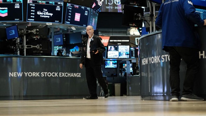 NEW YORK, NEW YORK - SEPTEMBER 16: Traders work on the floor of the New York Stock Exchange (NYSE) on September 16, 2022 in New York City. The Dow Jones Industrial Average fell again on Friday as economic concerns over inflation and global corporate 