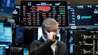 Deretan layar raksasa menampilkan pergerakan harga saham yang diperdagangkan di bursa saham terbesar di seluruh dunia tersebut.Foto: Getty Images/Spencer Platt