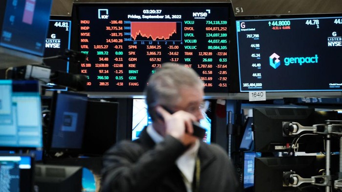 NEW YORK, NEW YORK - SEPTEMBER 16: Traders work on the floor of the New York Stock Exchange (NYSE) on September 16, 2022 in New York City. The Dow Jones Industrial Average fell again on Friday as economic concerns over inflation and global corporate profits of transport companies fall. (Photo by Spencer Platt/Getty Images)