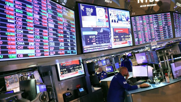 NEW YORK, NEW YORK - SEPTEMBER 13: Traders work on the floor of the New York Stock Exchange during afternoon trading on September 13, 2022 in New York City. U.S. stocks opened lower today and closed significantly low with the Dow Jones dropping over 1,200 points after the release of an inflation report that showed prices rising more than expected in the last month. The Consumer Price Index released by the Bureau of Labor Statistics showed prices rising 8.3% over the last year, for which economists had predicted an 8.1% increase. (Photo by Michael M. Santiago/Getty Images)