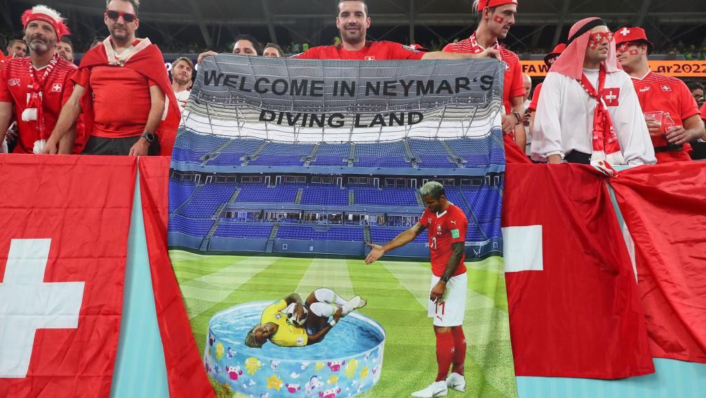 Spanduk Neymar Diving di Tribun Laga Brasil Vs Swiss