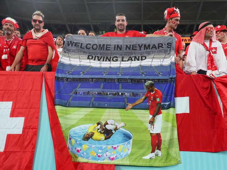 Spanduk Neymar Diving di Tribun Laga Brasil Vs Swiss