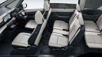 Di kabinnya, Nissan Serena dirancang memberikan kenyamanan. Ruang kaki pengemudi bertambah 120 mm dibanding generasi sebelumnya. Jok tengah serbaguna memungkinkan mobil ini mengangkut 7-8 orang penumpang. Foto: Dok. Nissan