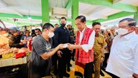 Dalam setiap kunjungan kerja ke daerah, Presiden Joko Widodo selalu meninjau langsung pasar tradisional.
