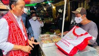 Selain untuk menyapa dan menyerahkan tambahan modal kerja bagi para pedagang, Presiden juga turut mengecek harga bahan pangan di pasar tersebut.