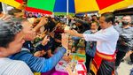 Pakai Rompi Khas Dayak, Jokowi Blusukan ke Pasar Ngecek Bawang