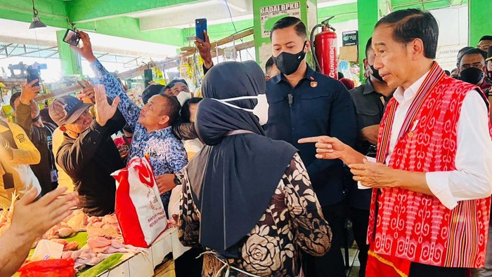 Pakai Rompi Khas Dayak, Jokowi Blusukan ke Pasar Ngecek Bawang Presiden Joko Widodo mengunjungi Pasar Kemuning, Kota Pontianak, Selasa (29/11/2022).
