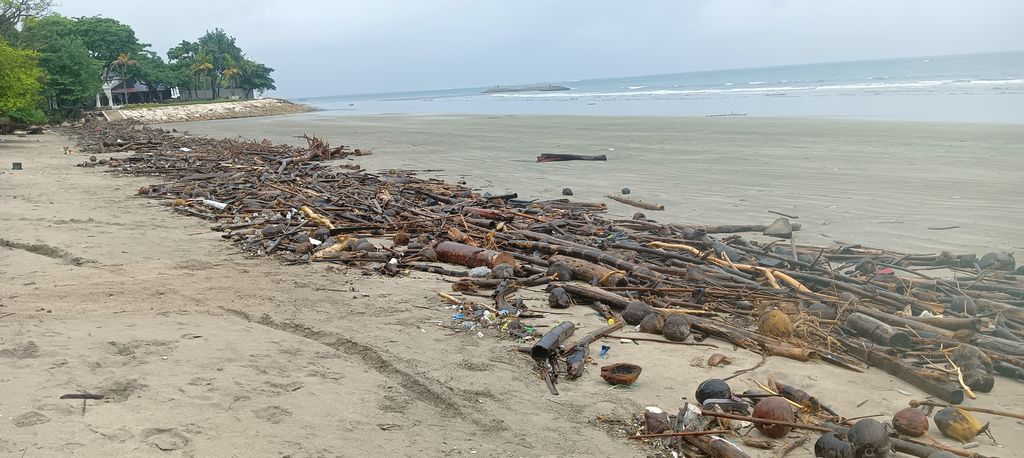 Pantai Kuta dilaporkan Dinas Lingkungan Hidup dan Kebersihan (DLHK) kabupaten Badung kembali mendapat sampah kiriman saat musim hari ini, Selasa (29/11/2022) pagi. Foto: Triwidiyanti