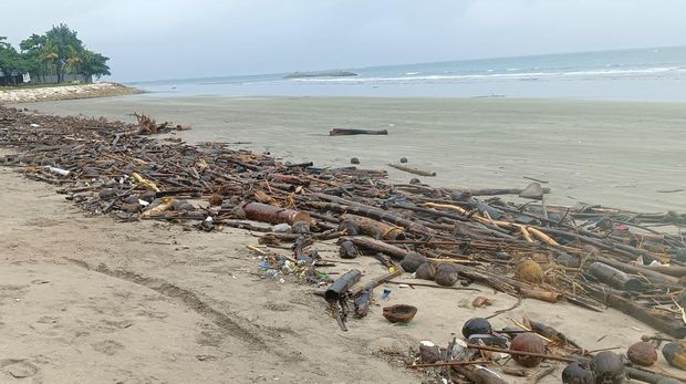 Pantai Kuta dilaporkan Dinas Lingkungan Hidup dan Kebersihan (DLHK) kabupaten Badung kembali mendapat sampah kiriman saat musim hari ini, Selasa (29/11/2022) pagi. Foto: Triwidiyanti