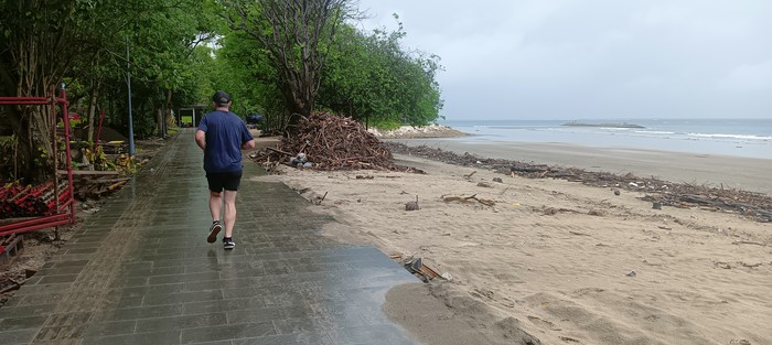 Pantauan detikBali di lokasi Pantai Kuta, nampak sampah kiriman berupa kayu, bambu, kelapa, dan plastik serta pohon pisang berserakan. Selain itu, sisa tumpukan sampah menggunung juga masih nampak dan tersisa di lokasi. Foto: IST