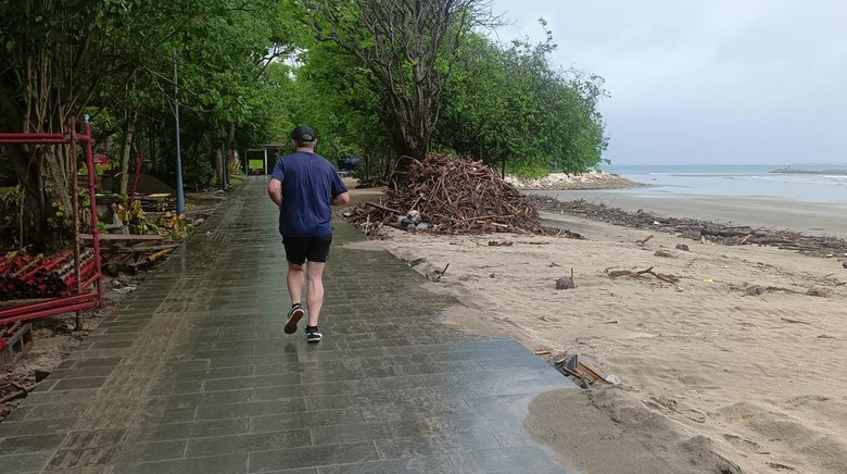 Pantauan detikBali di lokasi Pantai Kuta, nampak sampah kiriman berupa kayu, bambu, kelapa, dan plastik serta pohon pisang berserakan. Selain itu, sisa tumpukan sampah menggunung juga masih nampak dan tersisa di lokasi. Foto: IST