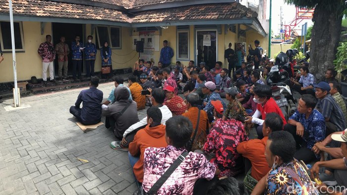 Para penjaga sekolah di Rembang mendatangi kantor Badan Kepegawaian Daerah (BKD) Rembang, Selasa (29/11/2022).