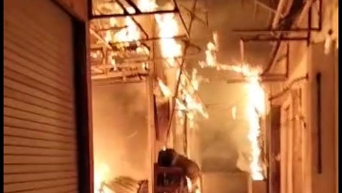 Pasar Mengwi di Jalan Ngurah Rai, Mengwi, Kabupaten Badung, Bali, terbakar pada Selasa (29/11/20229) malam.