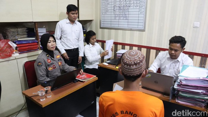 Pelaku pemerkosaan anak di Bangkalan saat di periksa kantor polisi