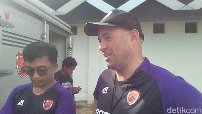 Pelatih PSM Makassar Bernardo Tavares dalam sesi wawancara di Stadion Kalegowa