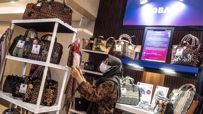PELUNCURAN PERTAMINA SMEXPO 2022 Pengujung melihat tas yang dijajakan saat pelucuran Pertamina SMEXPO 2022 di Grha Pertamina, Jakarta, Senin (28/11/2022). Pertamina SMEXPO 2022 yang berlangsung pada 28 November hingga 4 Desember 2022 secara daring dan luring itu dirancang sebagai ajang pameran dalam rangka pemberdayaan Usaha Mikro Kecil dan Menengah (UMKM) yang telah bergabung sebagai mitra binaan Pertamina. ANTARA FOTO/Aprillio Akbar/hp.
