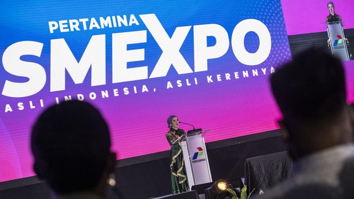 Pengujung melihat tas yang dijajakan saat pelucuran Pertamina SMEXPO 2022 di Grha Pertamina, Jakarta, Senin (28/11/2022). Pertamina SMEXPO 2022 yang berlangsung pada 28 November hingga 4 Desember 2022 secara daring dan luring itu dirancang sebagai ajang pameran dalam rangka pemberdayaan Usaha Mikro Kecil dan Menengah (UMKM) yang telah bergabung sebagai mitra binaan Pertamina. ANTARA FOTO/Aprillio Akbar/hp.