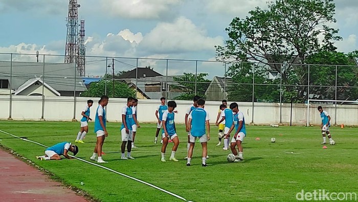 Pemain PSM Makassar Menjalani perenggangan sebelum latihan inti