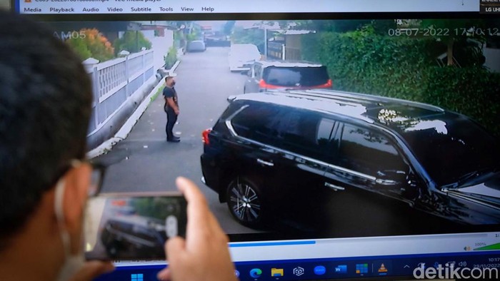 Video CCTV Kompleks Polri Duren Tiga, Jaksel, diputar di sidang Ferdy Sambo dan Putri Candrawathi. Terekam jelas gerak langkah cepat Sambo sebelum Yosua ditembak.