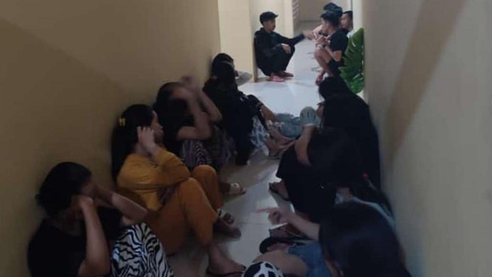 Penampakan muda-mudi yang digerebek mesum di kos-kosan Sidrap.