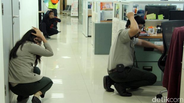 Pengertian siaga bencana perlu diketahui untuk berjaga-jaga apabila terjadi bencana alam. Simak serba-serbi selengkapnya tentang siaga bencana.