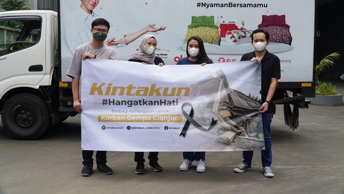 Penyerahan bantuan ratusan selimut, bantal dan sembako ke korban bencana gempa di Cianjur.