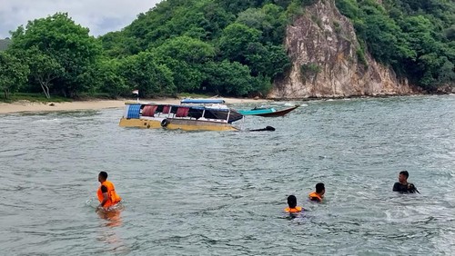 Perahu motor tenggelam di perairan Labuan Bajo, Kabupaten Manggarai Barat, NTT, terbawa gelombang ke pinggir pantai, Selasa (29/11/2022).