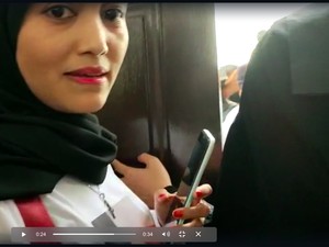 Nekat! Wanita Ini Terobos Masuk Area Kursi Terdakwa Demi Temui Sambo