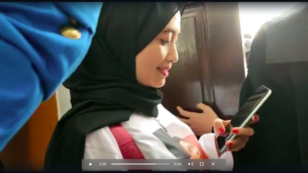 Perempuan yang Nekat Hampiri Sambo di Ruang Sidang