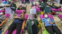 Sejumlah pegawai DPR mengikuti kegiatan donor darah di kompleks parlemen, Senayan, Jakarta, Selasa (29/11/2022).