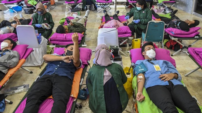 Pegawai DPR mengikuti aksi donor darah di kompleks parlemen, Senayan, Jakarta, Selasa (29/11/2022). Kegiatan donor darah tersebut dalam rangka HUT Ke-51 Korps Pegawai Republik Indonesia (Korpri). ANTARA FOTO/Galih Pradipta/tom.
