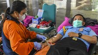 Tenaga kesehatan mengambil darah salah satu pegawai DPR.