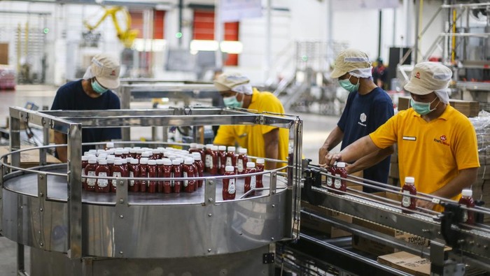 Perluasan Pabrik Makanan dan Minuman di Karawang Pekerja mengawasi proses produksi di Pabrik PT Heinz ABC Indonesia, Karawang, Jawa Barat, Senin (28/11/2022). Kementerian Perindustrian mengapresiasi industri makanan dan minuman yakni PT Heinz ABC Indonesia yang menambah investasinya untuk perluasan dan modernisasi pabrik di Karawang sebesar Rp1,2 triliun. ANTARA FOTO/Rivan Awal Lingga/wsj.