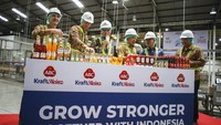 (kiri-kanan) Head of Operations International the Kraft Heinz Company Inaki Balduz, Managing Director Kraft Heinz Indonesia and Papua New Guinea Steven Debrabandere, Sekretaris Jenderal Kementerian Perindustrian Dody Widodo, Wakil Bupati Karawang Aep Saepulloh, Kepala Dinas Perindustrian dan Perdagangan Provinsi Jawa Barat Iendra Sofyan dan Head Operation Kraft Heinz Indonesia and Papua New Guinea Prasetyo Kisnomo berbincang usai meresmikan perluasan pabrik PT Heinz ABC Indonesia, Karawang. 