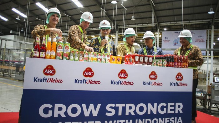Perluasan Pabrik Makanan dan Minuman di Karawang Pekerja mengawasi proses produksi di Pabrik PT Heinz ABC Indonesia, Karawang, Jawa Barat, Senin (28/11/2022). Kementerian Perindustrian mengapresiasi industri makanan dan minuman yakni PT Heinz ABC Indonesia yang menambah investasinya untuk perluasan dan modernisasi pabrik di Karawang sebesar Rp1,2 triliun. ANTARA FOTO/Rivan Awal Lingga/wsj.